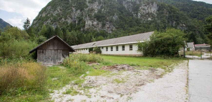 Коммерческая недвижимость в Есенице, Словения, 1287 м2