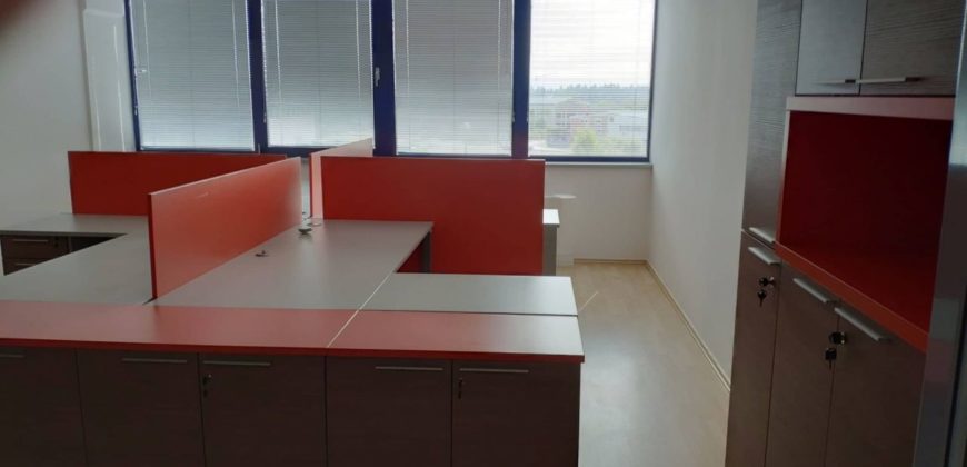 Коммерческая недвижимость в Коменде, Словения, 3751 м2